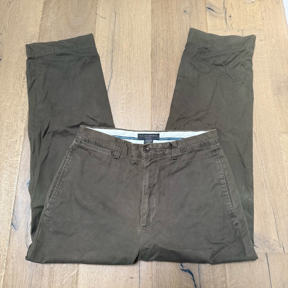 Banana Republic Men's Olive Green Emerson 100% Cotton Chinos in size 33/32.